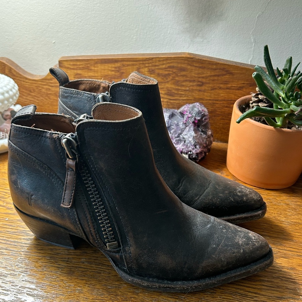 Frye
Sacha Rustic Dual-Zip Ankle Booties size 7